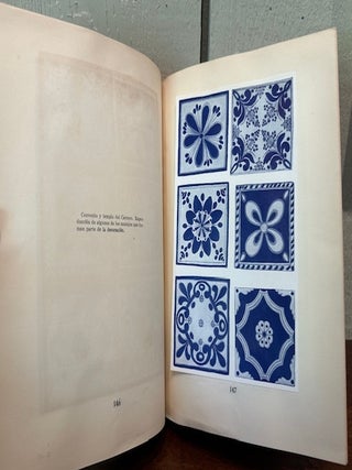 LOZA BLANCA Y AZULEJO DE PUEBLA. (Two volumes)